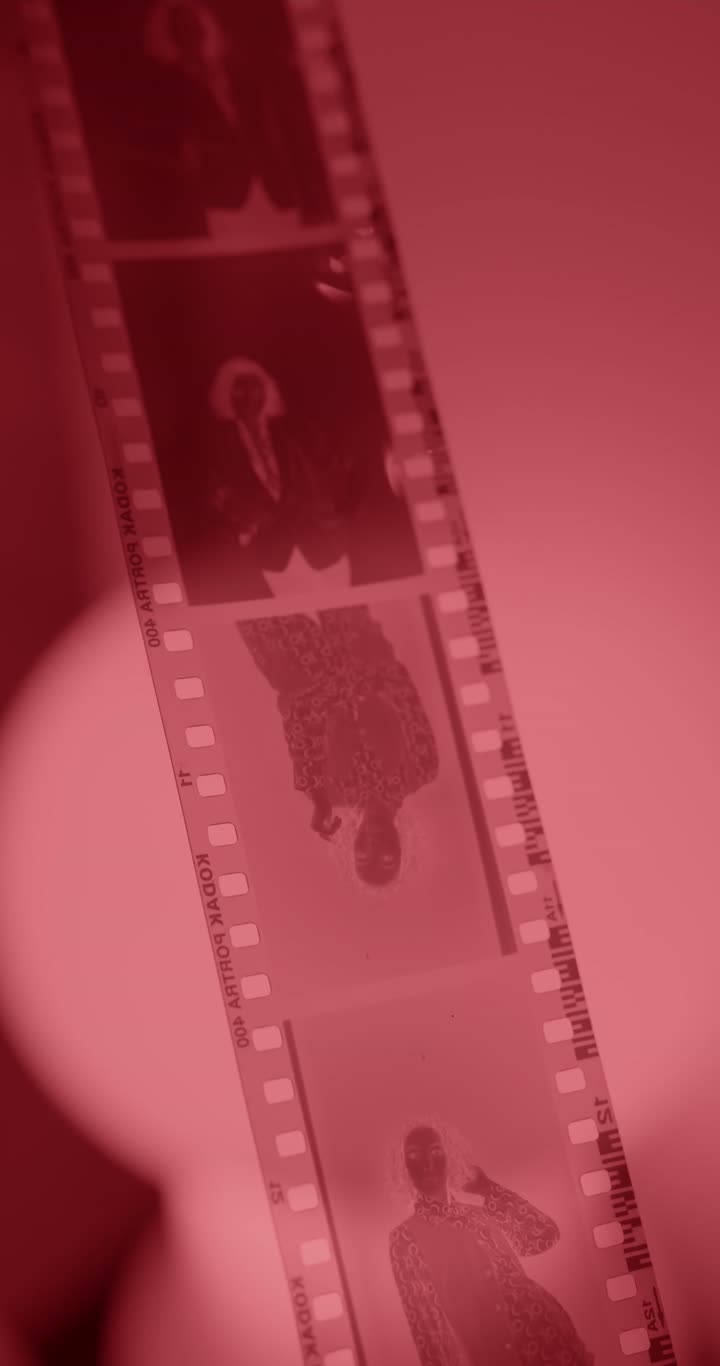 Bobina de Super 8 lista para escanear fotograma a fotograma