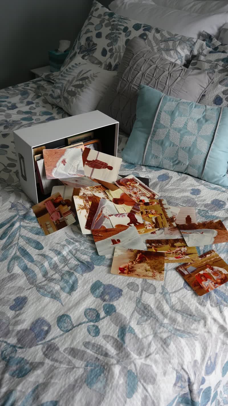 Fotos antiguas esparcidas sobre una cama